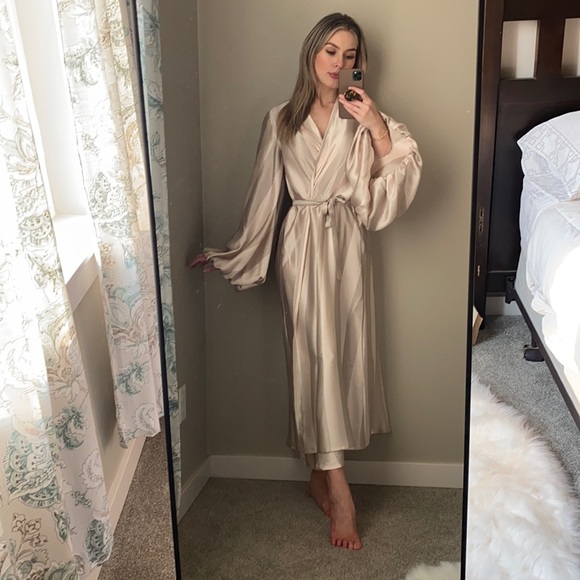 100% silk Rosamosario Long Robe - Picture 1 of 7